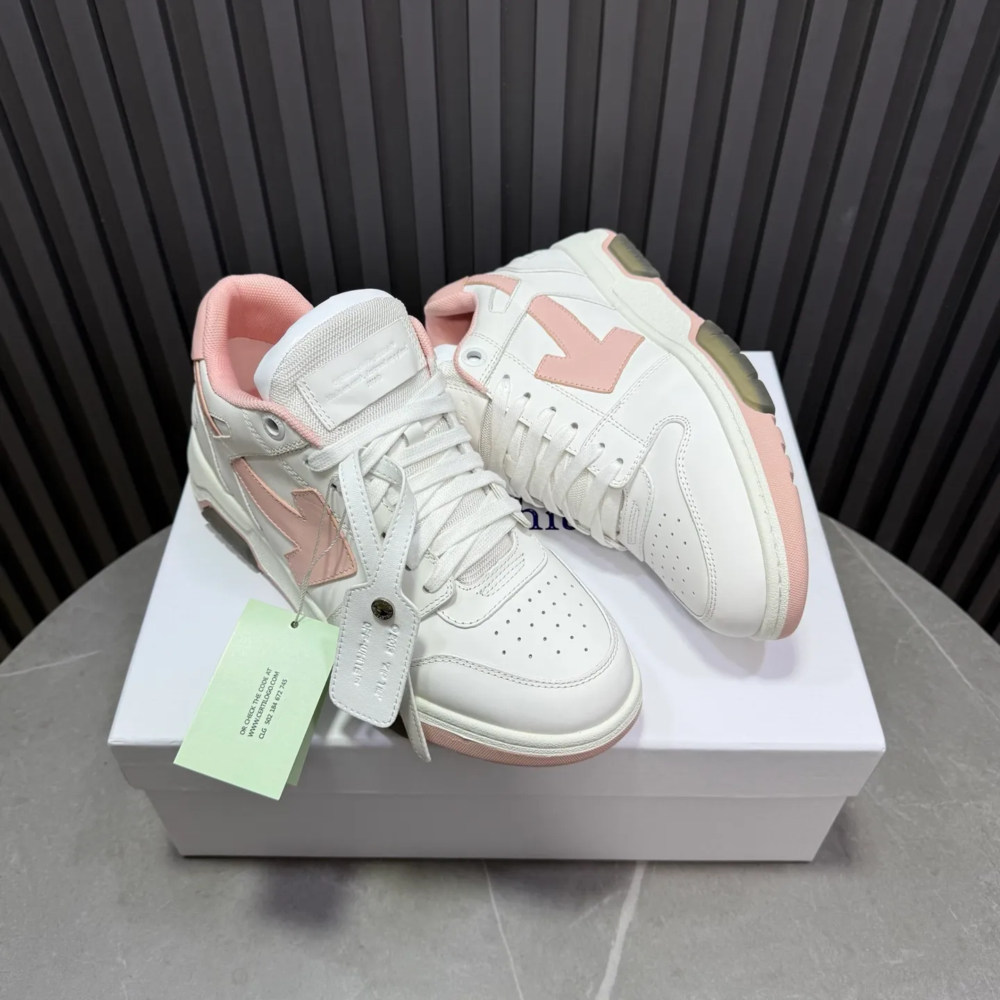 【off- white】P: 620💰Couple model👫, Size: 35-44 (Customized for men 38.45.46) High-quality version👊 "Out of office" series original molding, original lasting, production process 1:1 Original ➰OFF GRAY WHITE OW ➰ First-layer cowhide Imported skin-friendly and environmentally friendly polyester mesh Original molding high elastic and environmentally friendly molding pad Made with the original lasting process. The original molded rubber outsole (never yellows and deforms) has a super correct shape, bright color and strong three-dimensional effect👍. Packaging💯Full set of packaging synchronized with the official website (branded paper, certificate of quality, branded cloth bag)